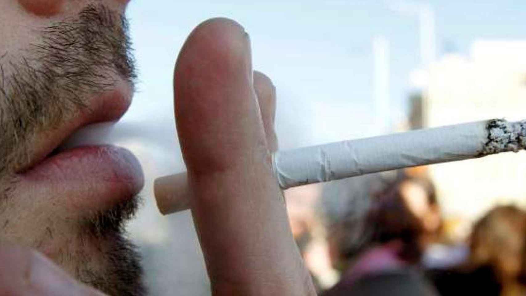 Un hombre fuma un cigarillo durante una pausa en su jornada laboral / EFE
