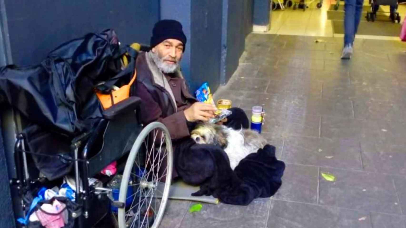 Imagen de una persona sin hogar con un perro en las calles de Barcelona / CG