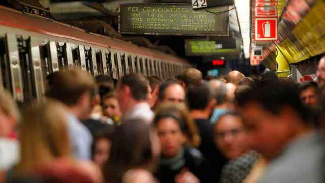 Pasajeros en el metro de Barcelona / EFE