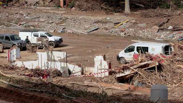 Vecinos trabajan en las tareas de limpieza y desescombro en una bodega totalmente arrasada en L'Espluga de Francolí (Tarragona) por las lluvias en Cataluña / EFE