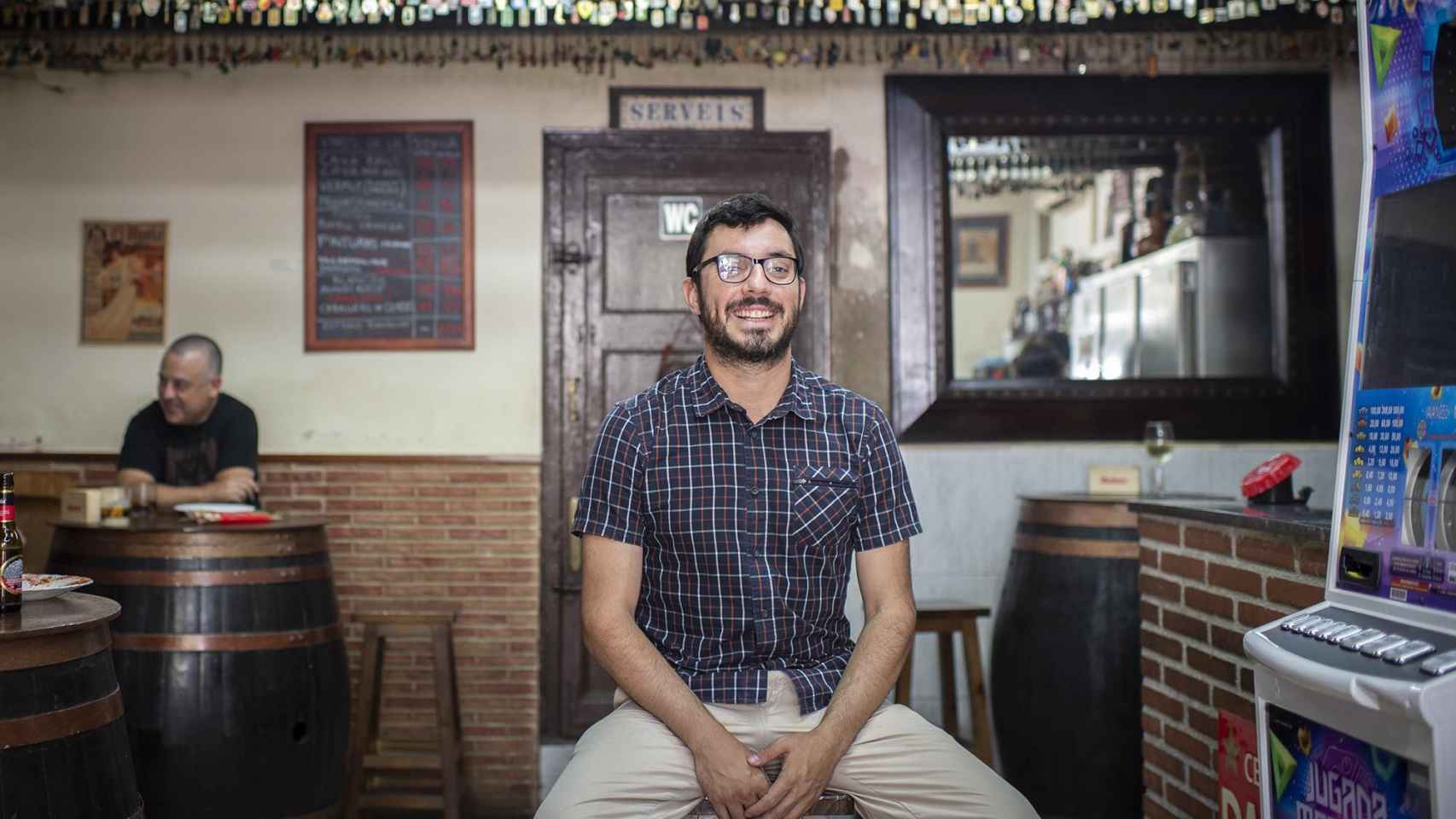 Retrato de Alberto Moyano antes de la entrevista en el bar Bodega Carol / LENA PRIETO