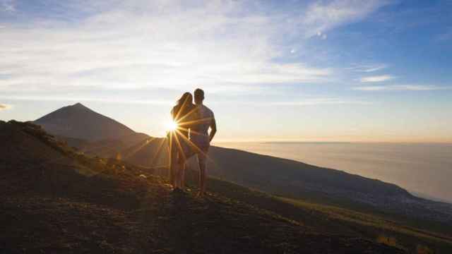 Pareja disfrutando de sus vacaciones en Canarias, uno de mejores destinos para huir de las aglomeraciones en julio / RUMBO