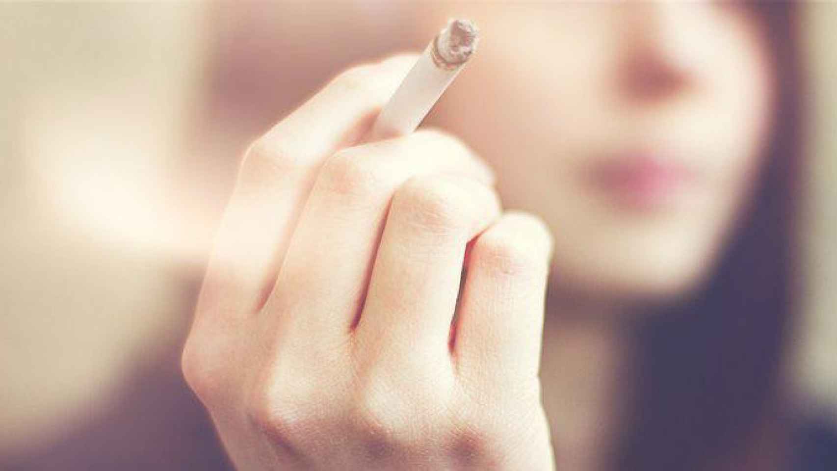 Una mujer fumando un cigarrillo / CG