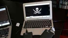 Imagen de un ordenador con una web de descargas ilegales, una web de piratería / EP