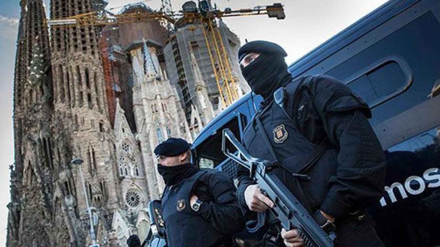 Imagen de Mossos d'Esquadra en un despliegue antiterrorista ante la Sagrada Familia / CG