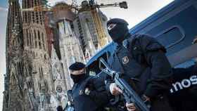 Imagen de Mossos d'Esquadra en un despliegue antiterrorista ante la Sagrada Familia / CG
