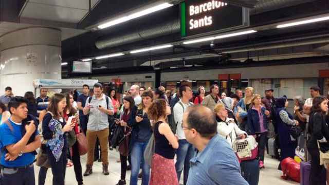 Usuarios esperando los trenes de Cercanías en la Estación de Sants de Renfe / EP