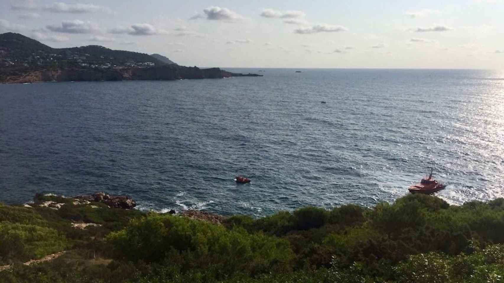 Una imagen de la zona de búsqueda del joven arrastrado por una ola en Ibiza