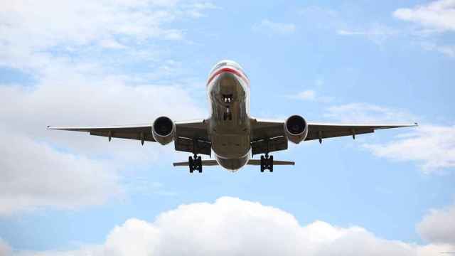 Avión despegando desde un aeropuerto / PIXABAY