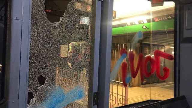 Una foto del estado en el que ha quedado uno de los vagones del metro de Barcelona / Crónica Global