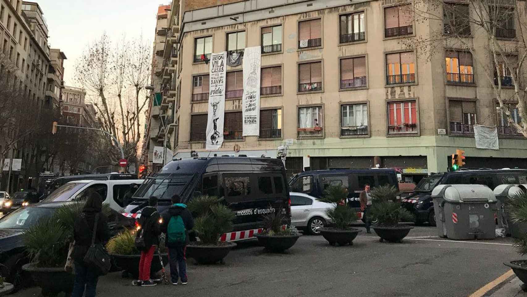 Mossos d'Esquadra desalojan un edificio en avenida Gaudí / CG