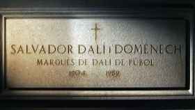 Lápida de Salvador Dalí en el Teatre-Museu Dalí de Figueres