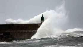 Imagen del temporal en la costa catalana / EFE