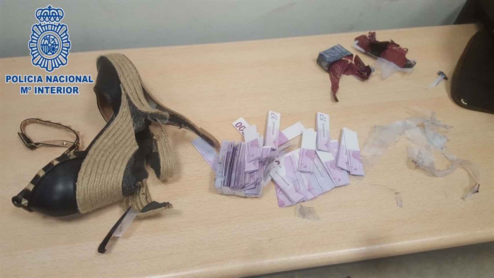 Uno de los zapatos con el dinero descubierto por los agentes / POLICÍA NACIONAL