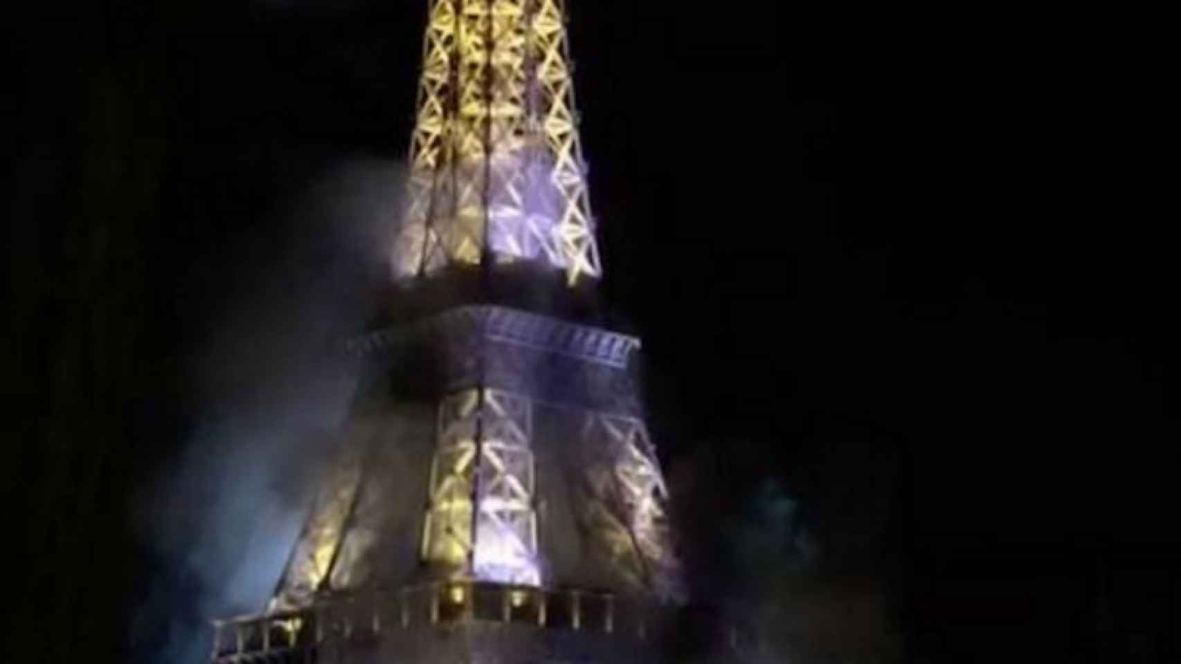 Imagen de la Torre Eiffel envuelta de humo que corre porl as redes sociales.