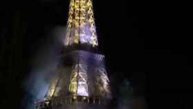 Imagen de la Torre Eiffel envuelta de humo que corre porl as redes sociales.