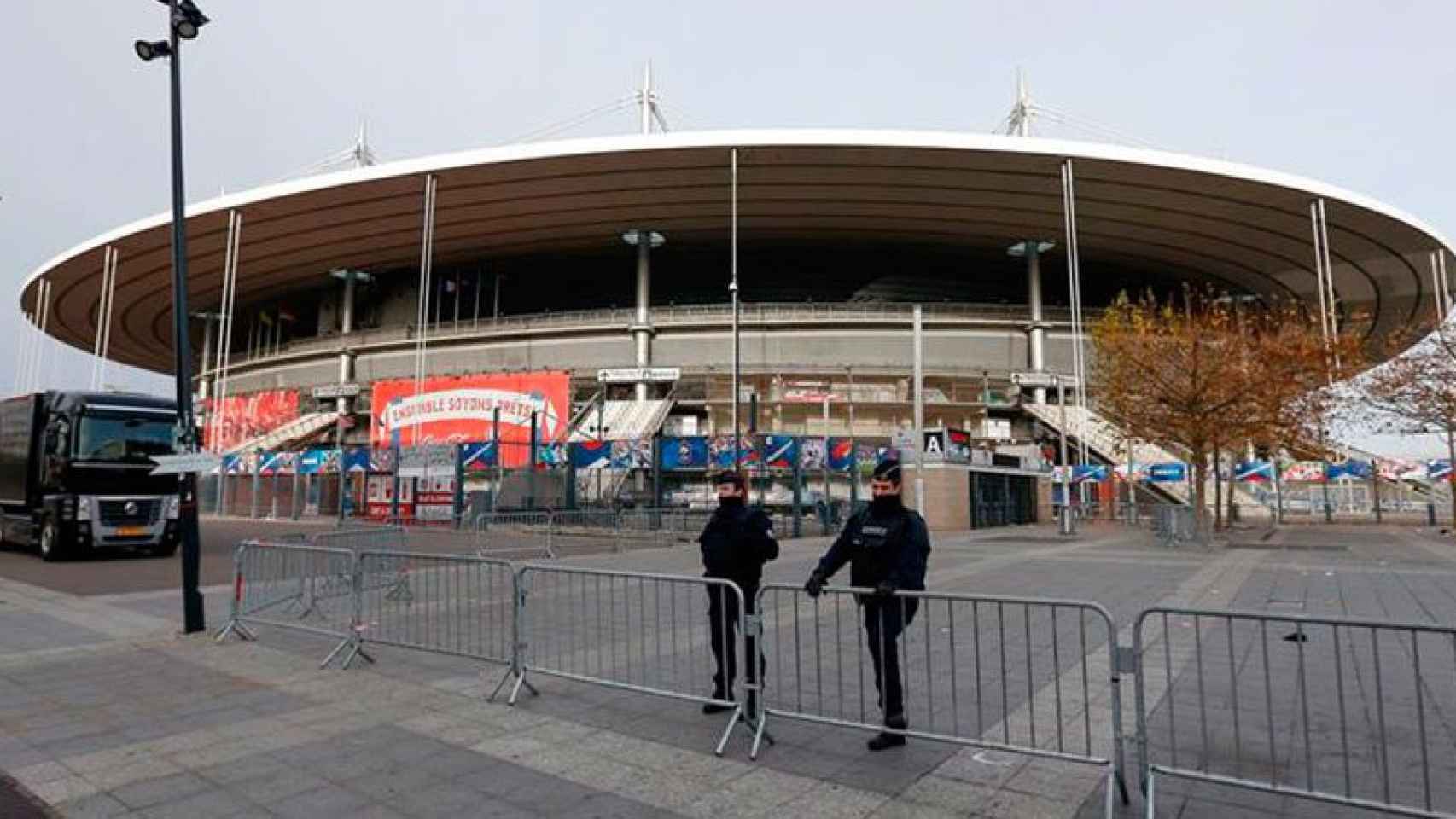 Dos policías franceses vigilan los alrededores del Stade de France en París.