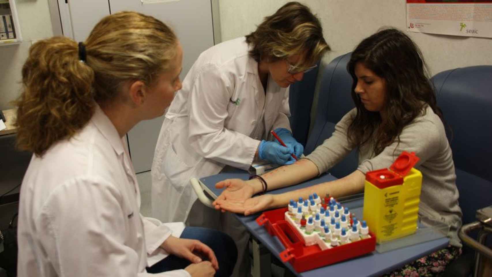 Dos alergólogos practican una prueba a un paciente en una imagen de archivo.