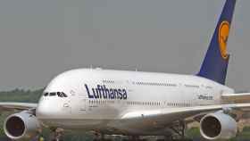 Un avión de Lufthansa en el aeropuerto de El Prat / EFE
