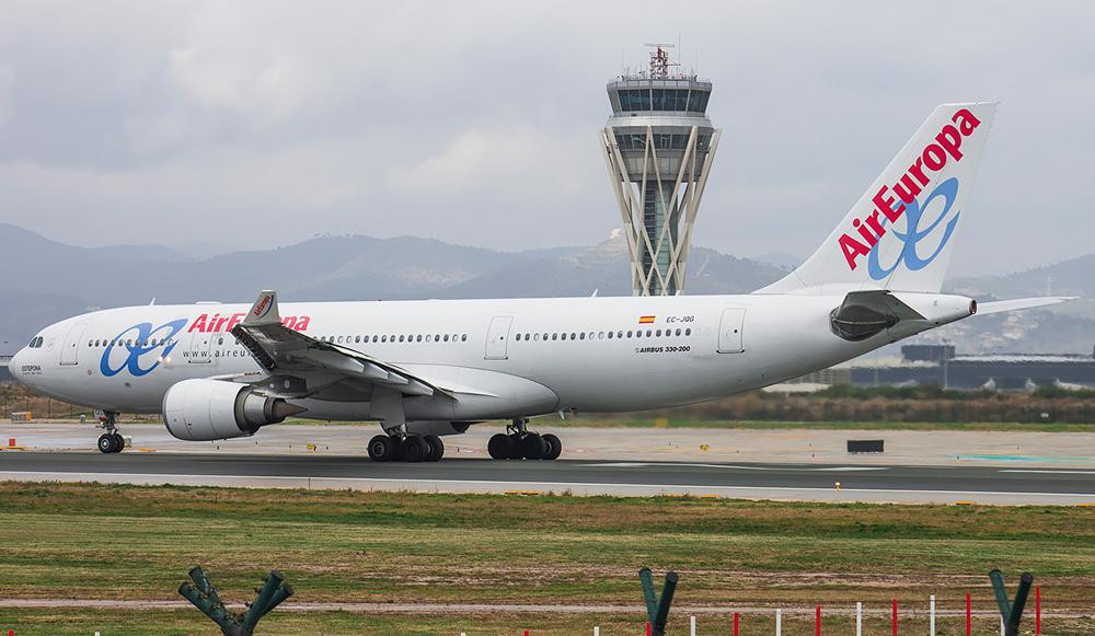 Una aeronave de Air Europa en el aeropuerto de Barcelona-El Prat, con la torre de control de fondo / CG