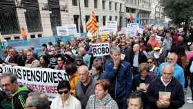 Un grupo de pensionistas se manifiestan en defensa de la prestación / EP