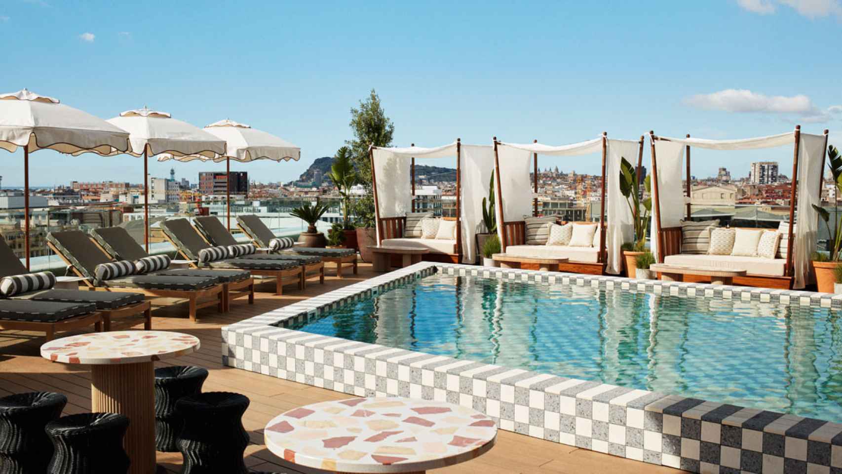 Imagen de la zona de piscina de The Hoxton, el nuevo hotel de Ennimore en Barcelona / Cedida