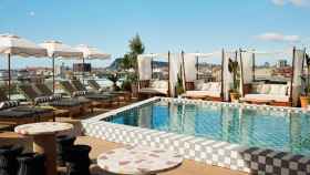 Imagen de la zona de piscina de The Hoxton, el nuevo hotel de Ennimore en Barcelona / Cedida