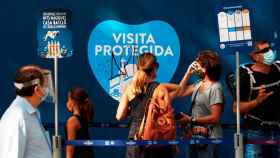 Visitantes ante la Casa Batlló, que ha adoptado medidas de seguridad contra el coronavirus / EFE