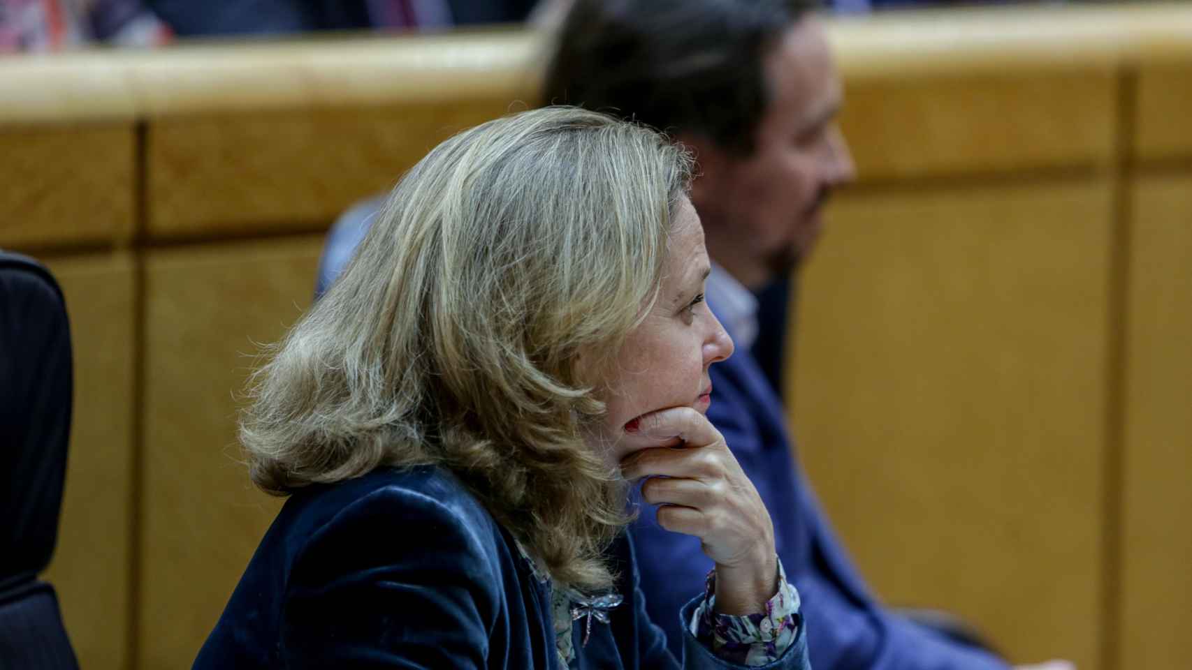 La vicepresidenta tercera del Gobierno y ministra de Economía, Nadia Calviño, con el vicepresidente segundo, Pablo Iglesias, al fondo / EP