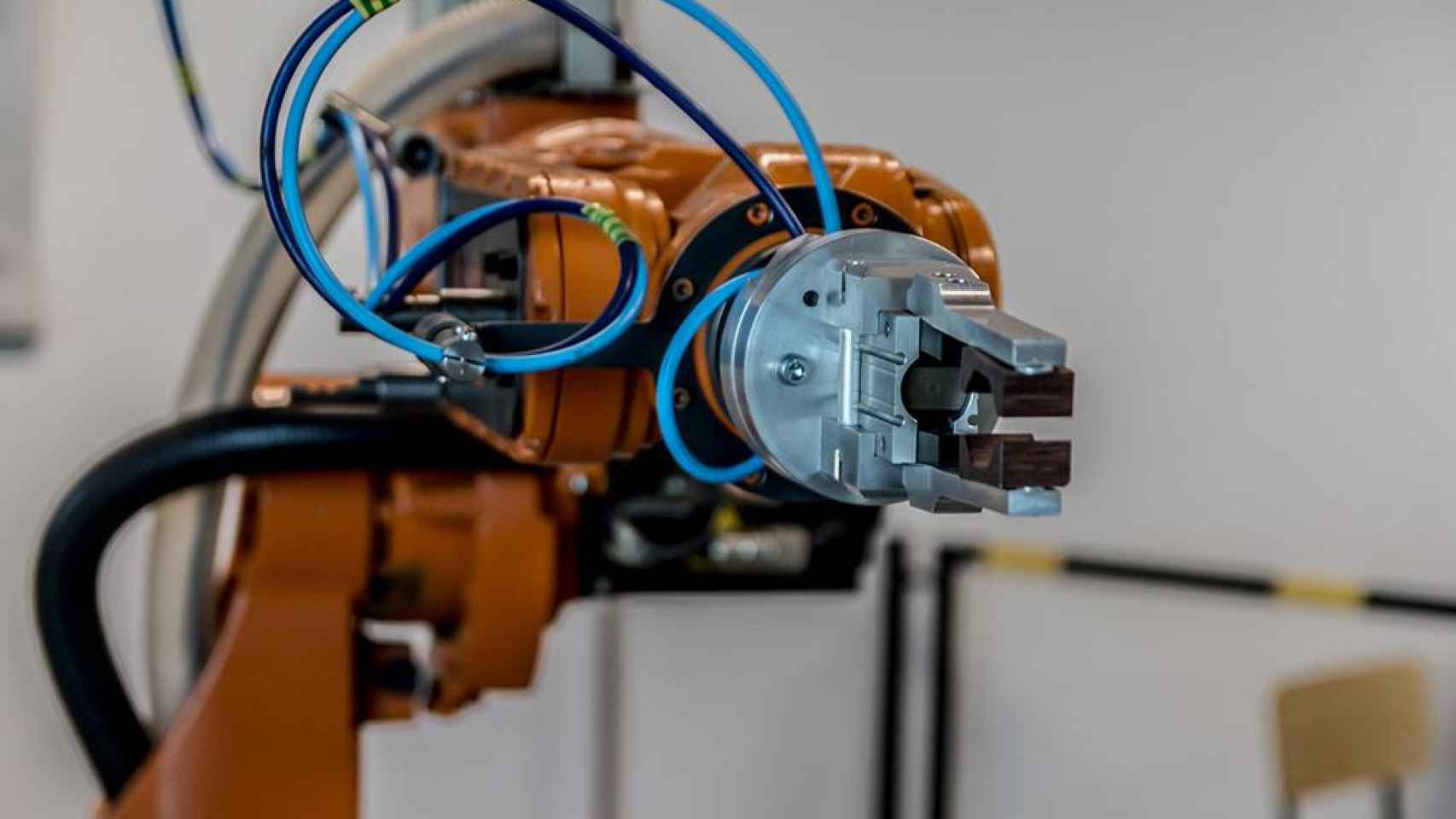 Robot instalado en una fábrica