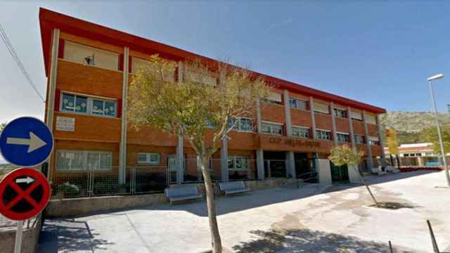 La entrada del colegio Guillem Montgrí de Torroella de Montgrí (Girona), donde ha tenido lugar la batalla por el comedor escolar que está ante el TSJC / CG