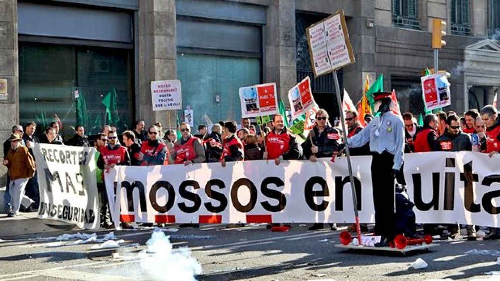 Imagen de archivo de una manifestación de Mossos d'Esquadra, trabajadores de la función pública, contra los recortes de sus condiciones laborales / EFE