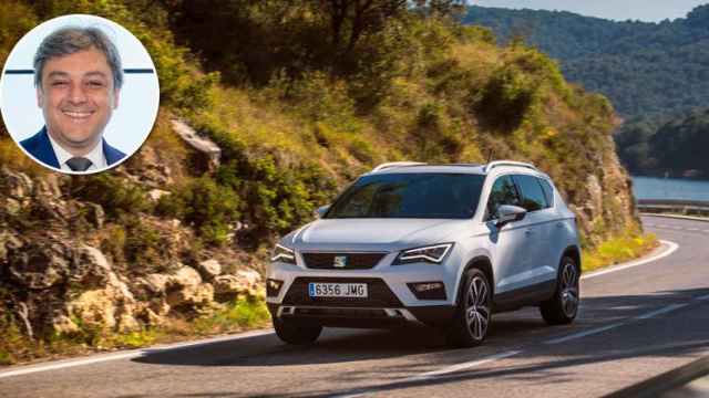 Luca de Meo, presidente de Seat, y el nuevo modelo de la compañía, el Ateca.