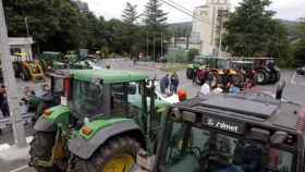 Protesta de ganaderos del sector lácteo ante la planta principal Feiraco en el municipio coruñés de Negreira