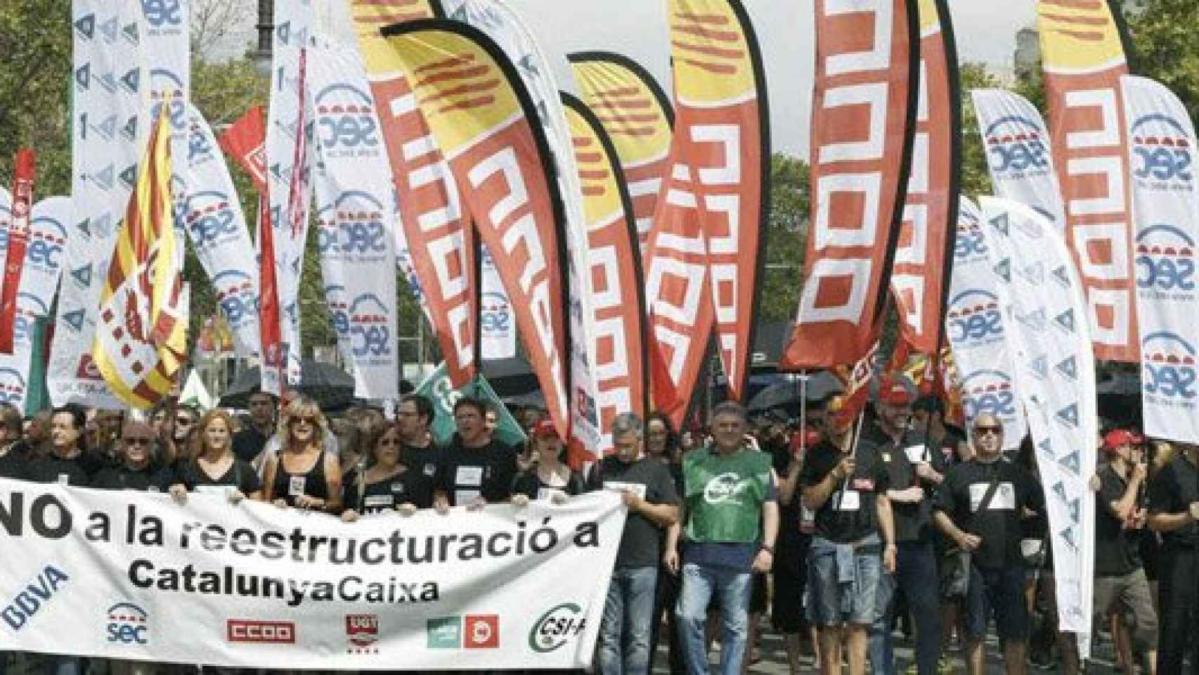Unos 2.500 empleados de CatalunyaCaixa salieron a la calle para protestar contra la reestructuración en la entidad