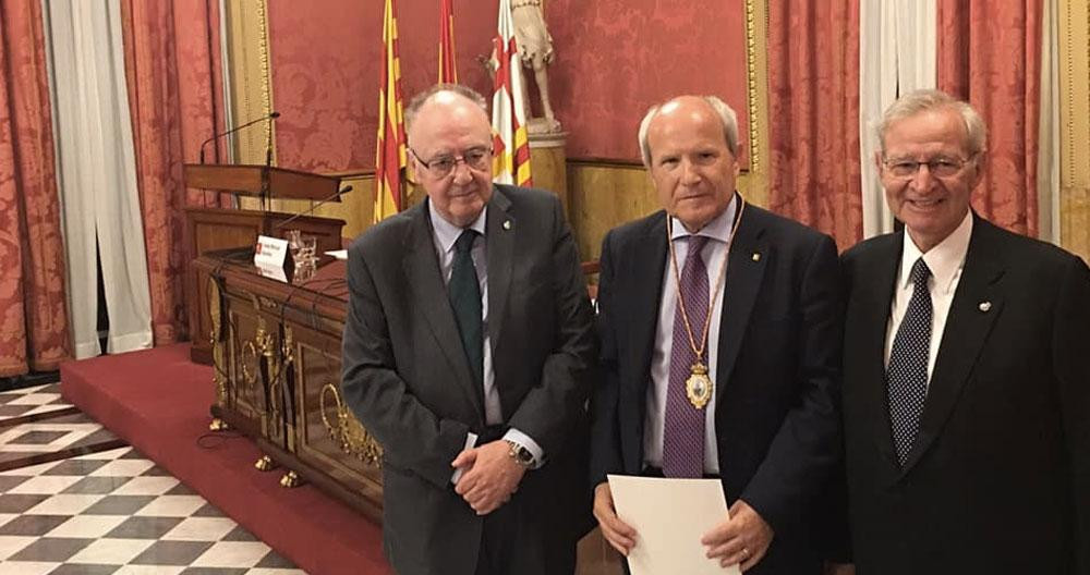 El expresidente de la Generalitat José Montilla (c), recibe la medalla de oro de las cámaras de comercio de la mano de Miquel Valls / GENCAT
