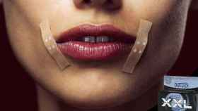 Publicidad polémica con una boca de una mujer con heridas en las comisuras de los labios