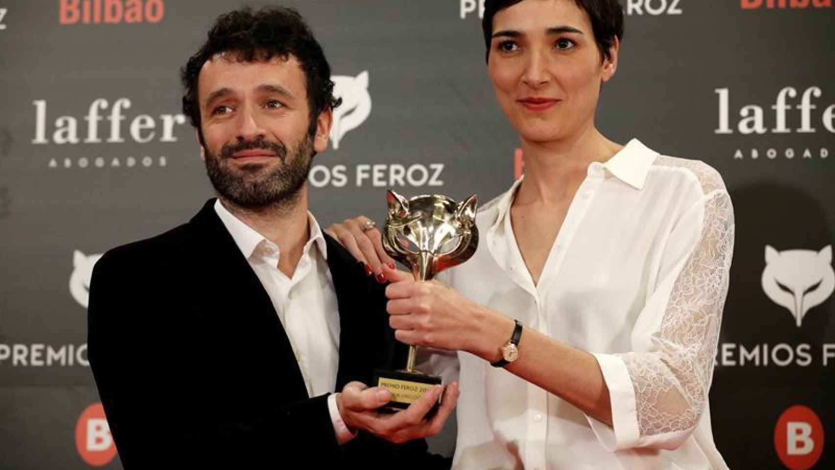 Rodrigo Sorogoyen e Isabel Peña con el premio Feroz al mejor guión por la película 'El reino' / EFE