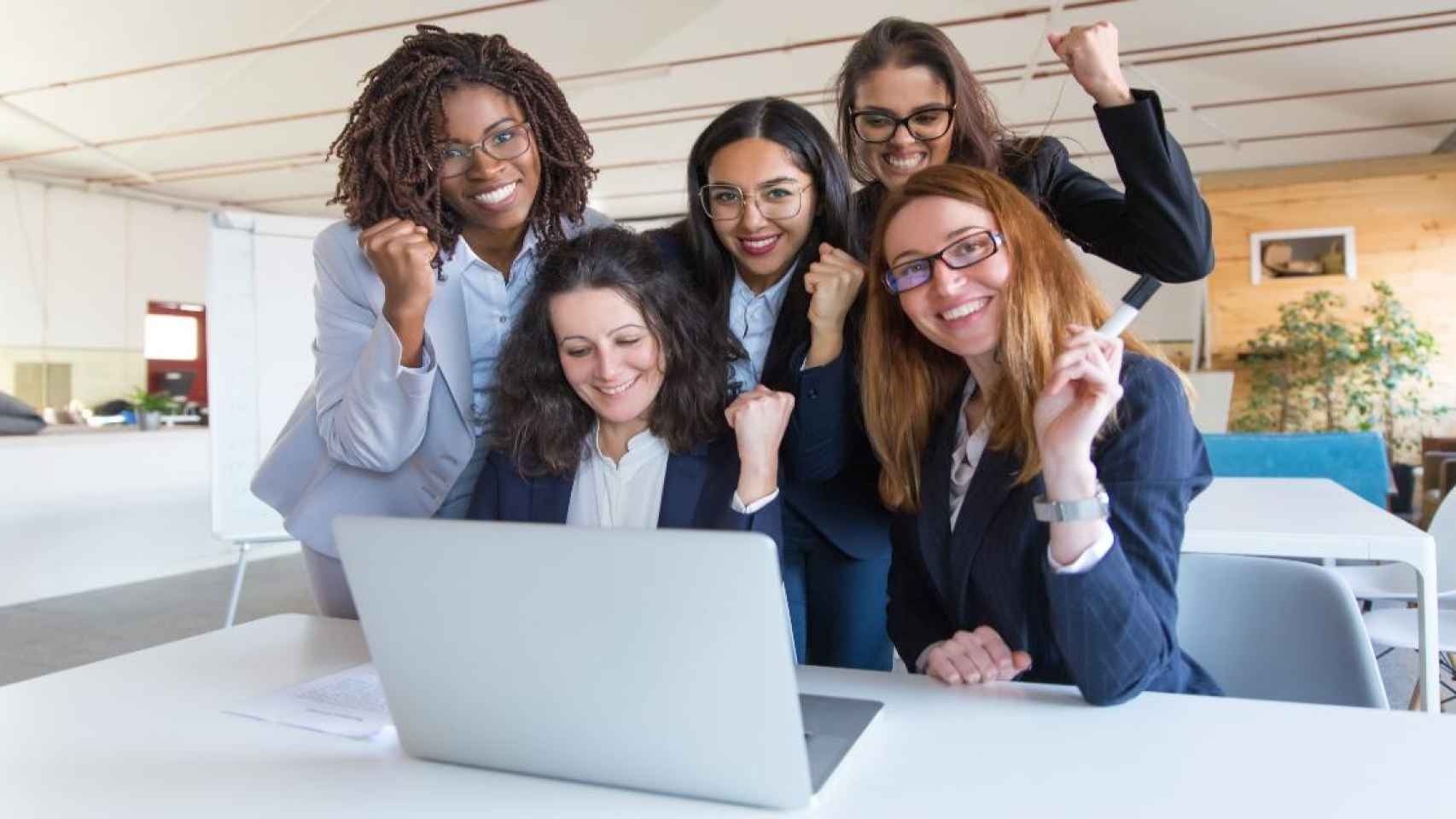 Un grupo de mujeres delante de un ordenador / FREEPIK