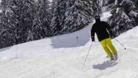 Un esquiador en una estación de los Alpes franceses / EFE