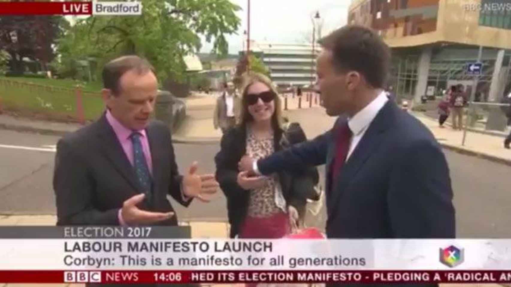 Momento en el que el periodista de la BBC toca el pecho accidentalmente a una mujer en directo / BBC