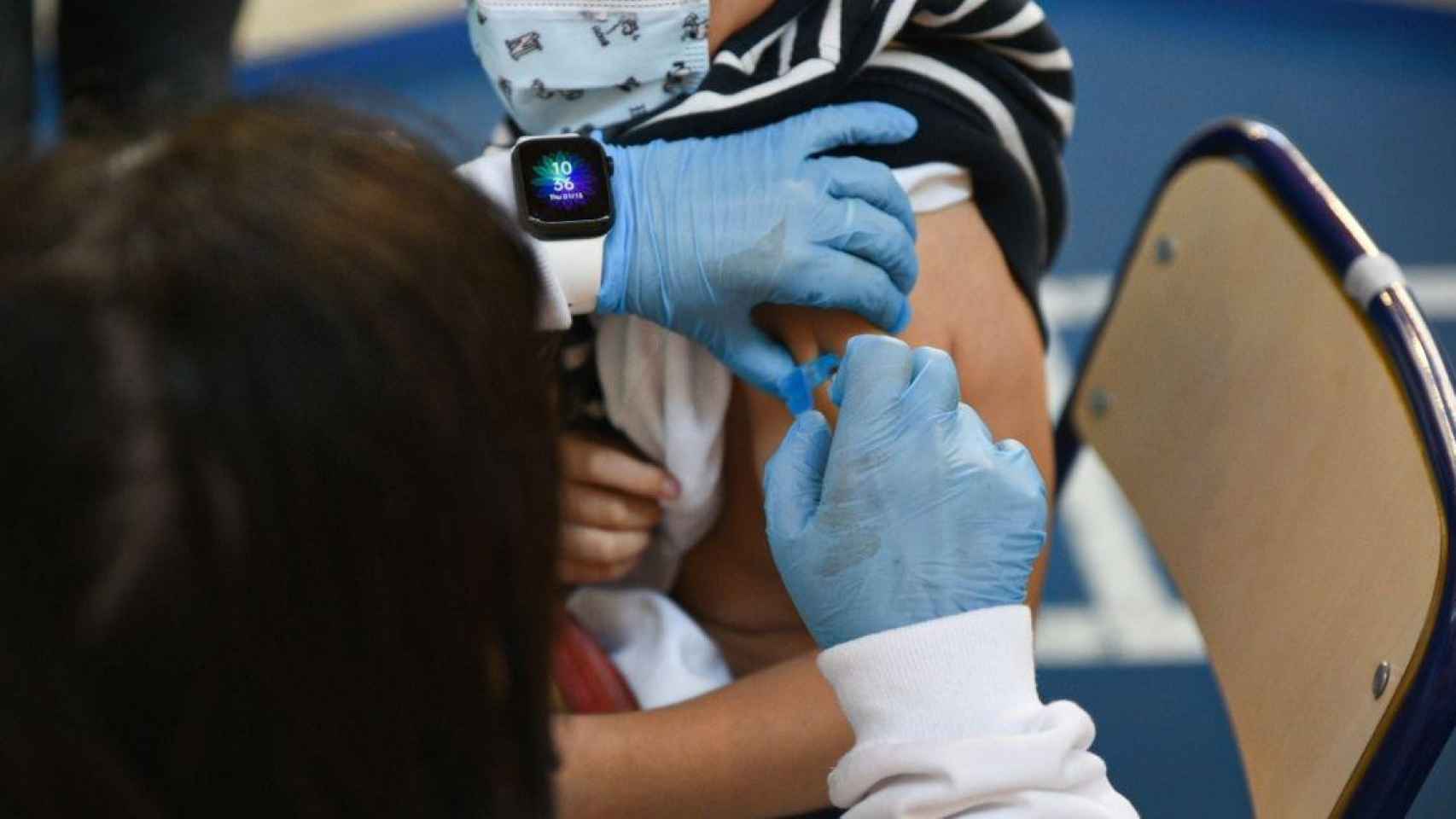 Imagen de archivo de un niño poniéndose la vacuna contra el coronavirus / EP