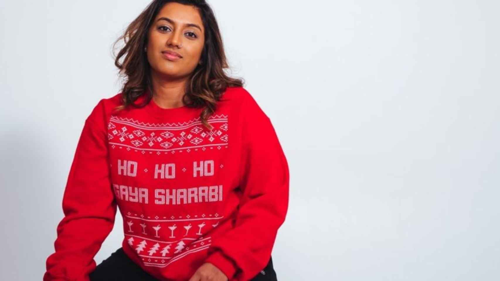 Chica luciendo un jersey de Navidad o ugly sweater / Nonresident en UNSPLASH