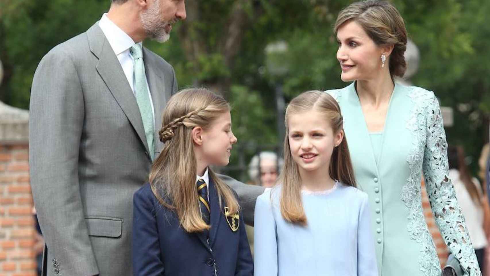 La infanta Sofía posa con su hermana y los reyes en su primera comunión