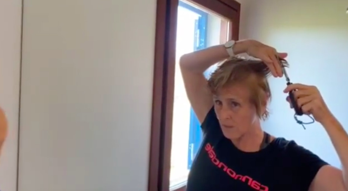 Mercedes Milá cortándose el cabello en el baño de su casa / INSTAGRAM