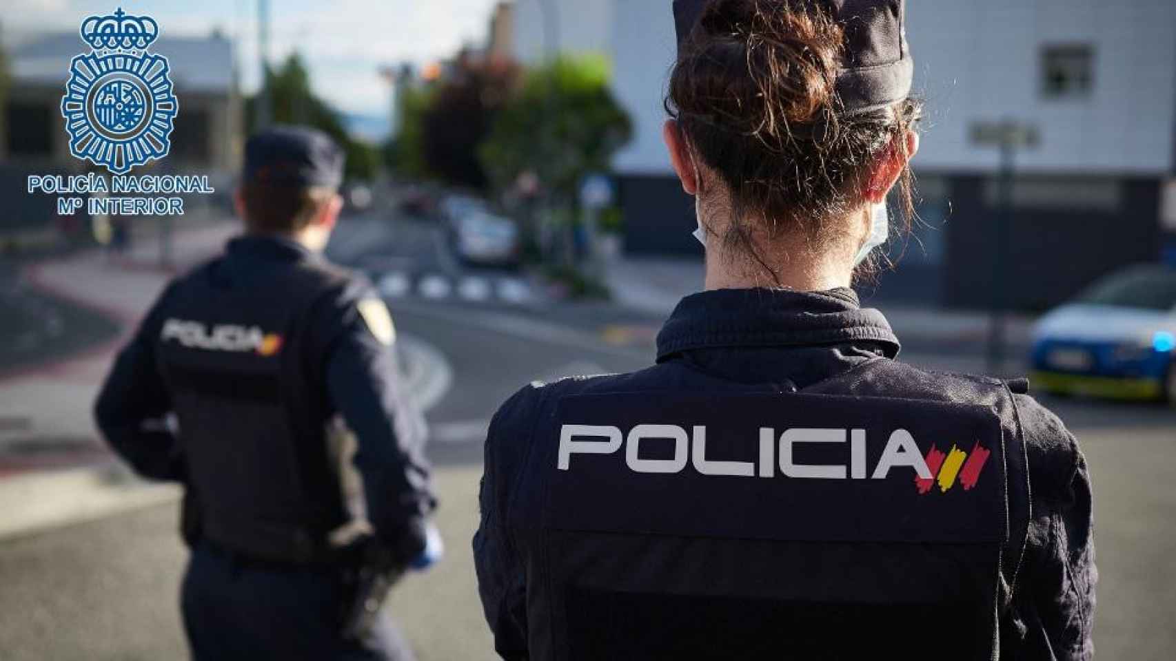 Imagen de archivo de dos agentes de la Policía Nacional / EP
