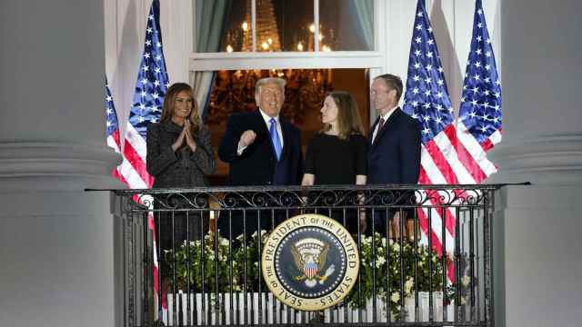Donald Trump, en un balcón de la Casa Blanca  junto a otras personalidades / EP