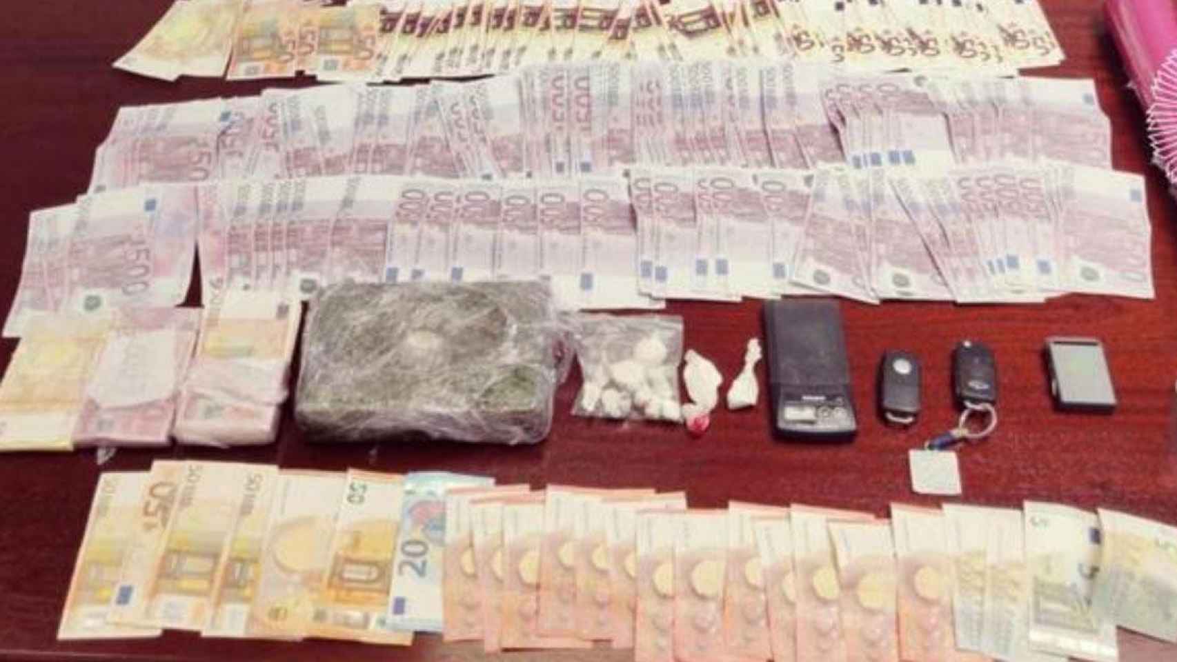 La policía incauta un kilo de cocaína y 99.000 euros falsos a un peluquero / POLICÍA
