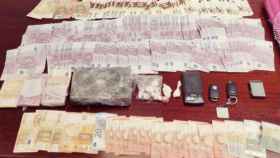La policía incauta un kilo de cocaína y 99.000 euros falsos a un peluquero / POLICÍA
