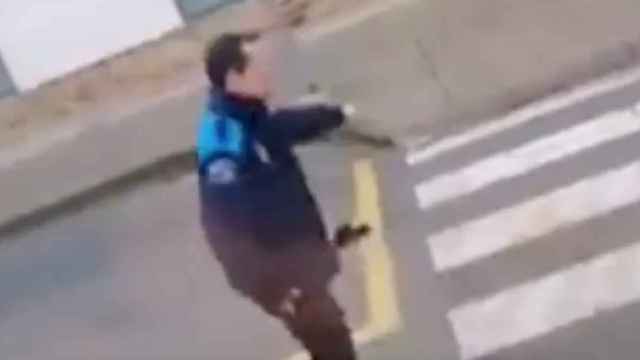 Un policía de A Coruña saca a patadas a un gato de la calle / INSTAGRAM